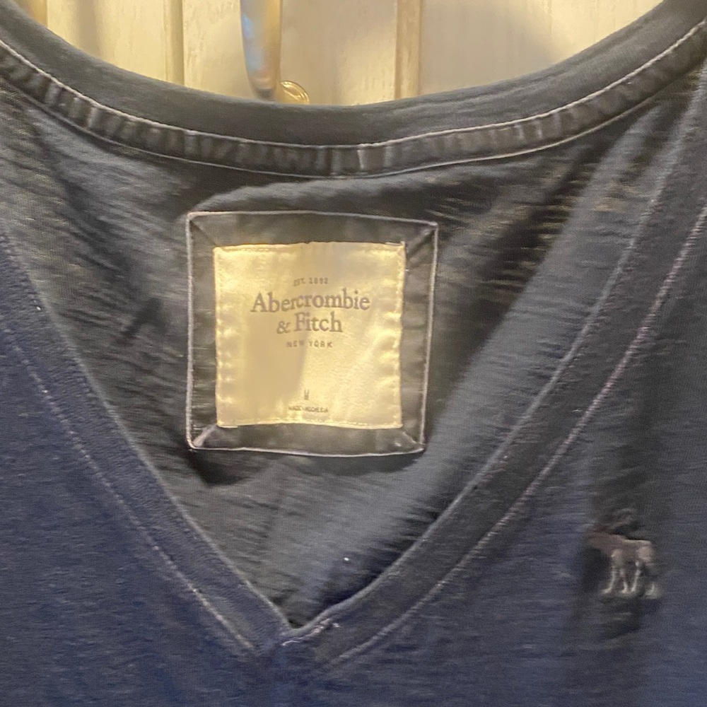 Abercrombie & Fitch Women’s Navy V-Neck Shirt. Like new-worn twice!